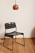 Metalowa jednopunktowa lampa wisząca/sufitowa w kształcie ściętej/otwartej od dołu kuli w kolorze terakotowej czerwieni wisząca na czarnym materiałowym kablu zasilającym, projekt Benny Frandsen dla firmy Frandsen, Dania, po 2000 roku - obrazek 30