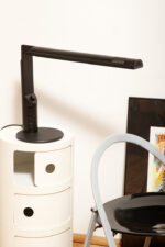 Czarna minimalistyczna jednopunktowa lampa biurkowa ze ściemniaczem "Abele" z metalu i tworzywa, projekt Gianfranco Frattini dla firmy Luci illuminazione (Lucitalia), Włochy, wzór z 1979 roku - obrazek 31