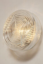 Jednopunktowa okrągła lampa ścienna/kinkiet ze szklanym reliefowym przeźroczystym kloszem w stylu Art Deco w czarnej metalowej oprawie, firma Prisma, Włochy, lata 80. - obrazek 31