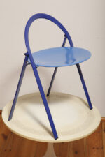 Składane metalowe krzesło "Clio" okrągłym lakierowanym w satynie niebieskim siedziskiem i granatowym oparciem i nogami, projekt Giorgio Cattelan dla firmy Cidue, Włochy, lata 70. - obrazek 62