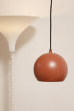 Metalowa jednopunktowa lampa wisząca/sufitowa w kształcie ściętej/otwartej od dołu kuli w kolorze terakotowej czerwieni wisząca na czarnym materiałowym kablu zasilającym, projekt Benny Frandsen dla firmy Frandsen, Dania, po 2000 roku - obrazek 31