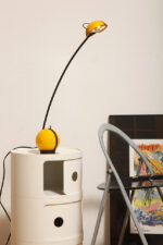 Wysoka jednopunktowa żółta lampa nocna/biurkowa "Alina" z tworzywa (ABS) z regulowaną wysokością nachylenia z czarną podstawą i ruchomym kloszem, Valenti Luce, Włochy, lata 70/80. - obrazek 33