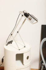 Biała z czarnymi elementami jednopunktowa metalowa lampa biurkowa z serii Syntesi z regulowaną wysokością, projekt Ernesto Gismondi dla Artemide, Włochy, wzór z 1975 roku - obrazek 31