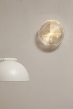 Jednopunktowa okrągła lampa ścienna/kinkiet ze szklanym reliefowym przeźroczystym kloszem w stylu Art Deco w czarnej metalowej oprawie, firma Prisma, Włochy, lata 80. - obrazek 32