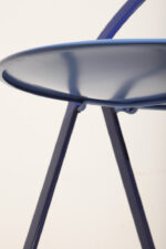 Składane metalowe krzesło "Clio" okrągłym lakierowanym w satynie niebieskim siedziskiem i granatowym oparciem i nogami, projekt Giorgio Cattelan dla firmy Cidue, Włochy, lata 70. - obrazek 56