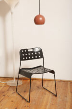 Metalowa jednopunktowa lampa wisząca/sufitowa w kształcie ściętej/otwartej od dołu kuli w kolorze terakotowej czerwieni wisząca na czarnym materiałowym kablu zasilającym, projekt Benny Frandsen dla firmy Frandsen, Dania, po 2000 roku - obrazek 32