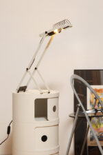 Biała z czarnymi elementami jednopunktowa metalowa lampa biurkowa z serii Syntesi z regulowaną wysokością, projekt Ernesto Gismondi dla Artemide, Włochy, wzór z 1975 roku - obrazek 32