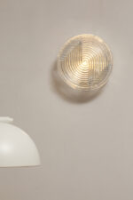 Jednopunktowa okrągła lampa ścienna/kinkiet ze szklanym reliefowym przeźroczystym kloszem w stylu Art Deco w czarnej metalowej oprawie, firma Prisma, Włochy, lata 80. - obrazek 35