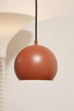 Metalowa jednopunktowa lampa wisząca/sufitowa w kształcie ściętej/otwartej od dołu kuli w kolorze terakotowej czerwieni wisząca na czarnym materiałowym kablu zasilającym, projekt Benny Frandsen dla firmy Frandsen, Dania, po 2000 roku - obrazek 33