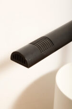 Czarna minimalistyczna jednopunktowa lampa biurkowa ze ściemniaczem "Abele" z metalu i tworzywa, projekt Gianfranco Frattini dla firmy Luci illuminazione (Lucitalia), Włochy, wzór z 1979 roku - obrazek 34