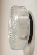 Jednopunktowa okrągła lampa ścienna/kinkiet ze szklanym reliefowym przeźroczystym kloszem w stylu Art Deco w czarnej metalowej oprawie, firma Prisma, Włochy, lata 80. - obrazek 34