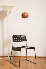 Metalowa jednopunktowa lampa wisząca/sufitowa w kształcie ściętej/otwartej od dołu kuli w kolorze terakotowej czerwieni wisząca na czarnym materiałowym kablu zasilającym, projekt Benny Frandsen dla firmy Frandsen, Dania, po 2000 roku - obrazek 34