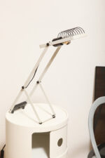 Biała z czarnymi elementami jednopunktowa metalowa lampa biurkowa z serii Syntesi z regulowaną wysokością, projekt Ernesto Gismondi dla Artemide, Włochy, wzór z 1975 roku - obrazek 34