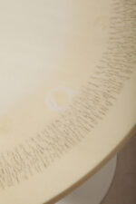 Masywny i ciężki stolik kawowy / pomocnik / typu "Tulip" z okrągłym kamiennym/marmurowym blatem na metalowej rozszerzającej się do dołu nodze w stylu projektów Eero Saarinena, Space Age, Włochy, lata 70. - obrazek 54