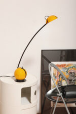 Wysoka jednopunktowa żółta lampa nocna/biurkowa "Alina" z tworzywa (ABS) z regulowaną wysokością nachylenia z czarną podstawą i ruchomym kloszem, Valenti Luce, Włochy, lata 70/80. - obrazek 38