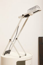 Biała z czarnymi elementami jednopunktowa metalowa lampa biurkowa z serii Syntesi z regulowaną wysokością, projekt Ernesto Gismondi dla Artemide, Włochy, wzór z 1975 roku - obrazek 36
