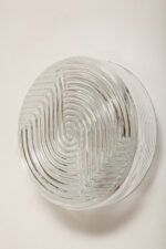 Jednopunktowa okrągła lampa ścienna/kinkiet ze szklanym reliefowym przeźroczystym kloszem w stylu Art Deco w czarnej metalowej oprawie, firma Prisma, Włochy, lata 80. - obrazek 38