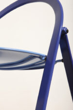 Składane metalowe krzesło "Clio" okrągłym lakierowanym w satynie niebieskim siedziskiem i granatowym oparciem i nogami, projekt Giorgio Cattelan dla firmy Cidue, Włochy, lata 70. - obrazek 52
