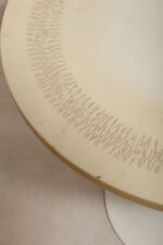 Masywny i ciężki stolik kawowy / pomocnik / typu "Tulip" z okrągłym kamiennym/marmurowym blatem na metalowej rozszerzającej się do dołu nodze w stylu projektów Eero Saarinena, Space Age, Włochy, lata 70. - obrazek 55