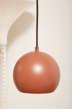 Metalowa jednopunktowa lampa wisząca/sufitowa w kształcie ściętej/otwartej od dołu kuli w kolorze terakotowej czerwieni wisząca na czarnym materiałowym kablu zasilającym, projekt Benny Frandsen dla firmy Frandsen, Dania, po 2000 roku - obrazek 38