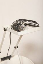 Biała z czarnymi elementami jednopunktowa metalowa lampa biurkowa z serii Syntesi z regulowaną wysokością, projekt Ernesto Gismondi dla Artemide, Włochy, wzór z 1975 roku - obrazek 37