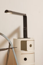 Czarna minimalistyczna jednopunktowa lampa biurkowa ze ściemniaczem "Abele" z metalu i tworzywa, projekt Gianfranco Frattini dla firmy Luci illuminazione (Lucitalia), Włochy, wzór z 1979 roku - obrazek 38