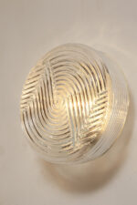 Jednopunktowa okrągła lampa ścienna/kinkiet ze szklanym reliefowym przeźroczystym kloszem w stylu Art Deco w czarnej metalowej oprawie, firma Prisma, Włochy, lata 80. - obrazek 39