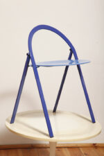 Składane metalowe krzesło "Clio" okrągłym lakierowanym w satynie niebieskim siedziskiem i granatowym oparciem i nogami, projekt Giorgio Cattelan dla firmy Cidue, Włochy, lata 70. - obrazek 55