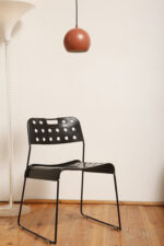 Metalowa jednopunktowa lampa wisząca/sufitowa w kształcie ściętej/otwartej od dołu kuli w kolorze terakotowej czerwieni wisząca na czarnym materiałowym kablu zasilającym, projekt Benny Frandsen dla firmy Frandsen, Dania, po 2000 roku - obrazek 39