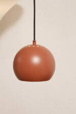 Metalowa jednopunktowa lampa wisząca/sufitowa w kształcie ściętej/otwartej od dołu kuli w kolorze terakotowej czerwieni wisząca na czarnym materiałowym kablu zasilającym, projekt Benny Frandsen dla firmy Frandsen, Dania, po 2000 roku - obrazek 40