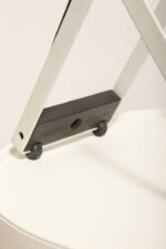 Biała z czarnymi elementami jednopunktowa metalowa lampa biurkowa z serii Syntesi z regulowaną wysokością, projekt Ernesto Gismondi dla Artemide, Włochy, wzór z 1975 roku - obrazek 39