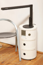 Czarna minimalistyczna jednopunktowa lampa biurkowa ze ściemniaczem "Abele" z metalu i tworzywa, projekt Gianfranco Frattini dla firmy Luci illuminazione (Lucitalia), Włochy, wzór z 1979 roku - obrazek 40