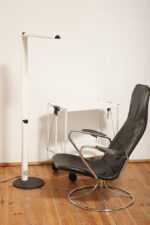 Smukła metalowa minimalistyczna, jednopunktowa, postmodernistyczna biała z czarnymi elementami lampa podłogowa "Veronica", Gianfranco Frattini dla Luci illuminazione (Lucitalia), Włochy, wzór z 1979 roku - obrazek 40