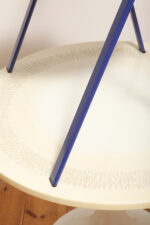 Składane metalowe krzesło "Clio" okrągłym lakierowanym w satynie niebieskim siedziskiem i granatowym oparciem i nogami, projekt Giorgio Cattelan dla firmy Cidue, Włochy, lata 70. - obrazek 69