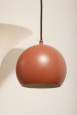 Metalowa jednopunktowa lampa wisząca/sufitowa w kształcie ściętej/otwartej od dołu kuli w kolorze terakotowej czerwieni wisząca na czarnym materiałowym kablu zasilającym, projekt Benny Frandsen dla firmy Frandsen, Dania, po 2000 roku - obrazek 4