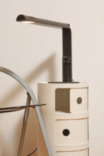 Czarna minimalistyczna jednopunktowa lampa biurkowa ze ściemniaczem "Abele" z metalu i tworzywa, projekt Gianfranco Frattini dla firmy Luci illuminazione (Lucitalia), Włochy, wzór z 1979 roku - obrazek 4