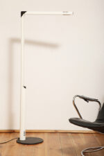 Smukła metalowa minimalistyczna, jednopunktowa, postmodernistyczna biała z czarnymi elementami lampa podłogowa "Veronica", Gianfranco Frattini dla Luci illuminazione (Lucitalia), Włochy, wzór z 1979 roku - obrazek 4