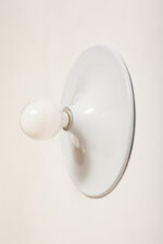 Jednopunktowa okrągła lakierowana na biało w połysku aluminiowa lampa ścienna/kinkiet, Space Age, firma Biffi, Włochy - obrazek 4