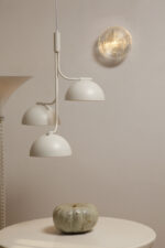 Jednopunktowa okrągła lampa ścienna/kinkiet ze szklanym reliefowym przeźroczystym kloszem w stylu Art Deco w czarnej metalowej oprawie, firma Prisma, Włochy, lata 80. - obrazek 4