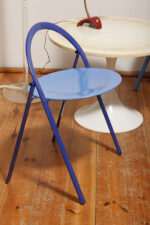 Składane metalowe krzesło "Clio" okrągłym lakierowanym w satynie niebieskim siedziskiem i granatowym oparciem i nogami, projekt Giorgio Cattelan dla firmy Cidue, Włochy, lata 70. - obrazek 43