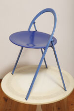 Składane metalowe krzesło "Clio" okrągłym granatowym siedziskiem i niebieskim oparciem i nogami, projekt Giorgio Cattelan dla firmy Cidue, Włochy, lata 70. - obrazek 7