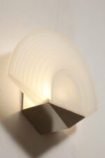 Jednopunktowa lampa ścienna/kinkiet w stylu Art Deco w kształcie wachlarza ze szklanym reliefowym matowym kloszem osadzonym na metalowej podstawie, Egoluce, Włochy, lata 80. - obrazek 4