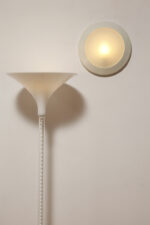 Duża stożkowata jednopunktowa lampa ścienna/kinkiet "Onda" / "Fala" z białą okrągłą metalową oprawą i akrylowym mlecznobiałym półprzepuszczalnym dyfuzorem w promieniście rozchodzącymi się liniami w środku, projekt Ezio Didone dla firmy Arteluce, Włochy, lata 80. - obrazek 4