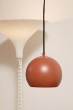 Metalowa jednopunktowa lampa wisząca/sufitowa w kształcie ściętej/otwartej od dołu kuli w kolorze terakotowej czerwieni wisząca na czarnym materiałowym kablu zasilającym, projekt Benny Frandsen dla firmy Frandsen, Dania, po 2000 roku - obrazek 41