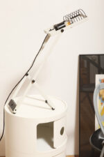 Biała z czarnymi elementami jednopunktowa metalowa lampa biurkowa z serii Syntesi z regulowaną wysokością, projekt Ernesto Gismondi dla Artemide, Włochy, wzór z 1975 roku - obrazek 40