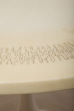 Masywny i ciężki stolik kawowy / pomocnik / typu "Tulip" z okrągłym kamiennym/marmurowym blatem na metalowej rozszerzającej się do dołu nodze w stylu projektów Eero Saarinena, Space Age, Włochy, lata 70. - obrazek 59