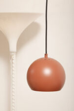 Metalowa jednopunktowa lampa wisząca/sufitowa w kształcie ściętej/otwartej od dołu kuli w kolorze terakotowej czerwieni wisząca na czarnym materiałowym kablu zasilającym, projekt Benny Frandsen dla firmy Frandsen, Dania, po 2000 roku - obrazek 43