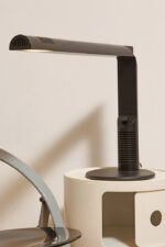 Czarna minimalistyczna jednopunktowa lampa biurkowa ze ściemniaczem "Abele" z metalu i tworzywa, projekt Gianfranco Frattini dla firmy Luci illuminazione (Lucitalia), Włochy, wzór z 1979 roku - obrazek 42