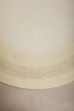 Masywny i ciężki stolik kawowy / pomocnik / typu "Tulip" z okrągłym kamiennym/marmurowym blatem na metalowej rozszerzającej się do dołu nodze w stylu projektów Eero Saarinena, Space Age, Włochy, lata 70. - obrazek 60