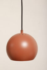 Metalowa jednopunktowa lampa wisząca/sufitowa w kształcie ściętej/otwartej od dołu kuli w kolorze terakotowej czerwieni wisząca na czarnym materiałowym kablu zasilającym, projekt Benny Frandsen dla firmy Frandsen, Dania, po 2000 roku - obrazek 45